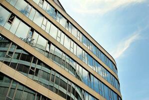 abstract detailopname van de glas bekleed facade van een modern gebouw gedekt in reflecterende bord glas. architectuur abstract achtergrond. glas muur en facade detail. foto