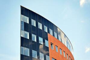 abstract detailopname van de glas bekleed facade van een modern gebouw gedekt in reflecterende bord glas. architectuur abstract achtergrond. glas muur en facade detail. foto