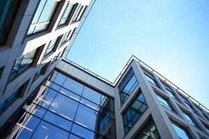 abstract detailopname van de glas bekleed facade van een modern gebouw gedekt in reflecterende bord glas. architectuur abstract achtergrond. glas muur en facade detail. foto