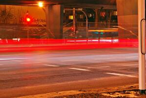 zwervend auto met vervagen licht door stad Bij nacht foto