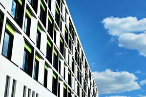 abstract detailopname van de glas bekleed facade van een modern gebouw gedekt in reflecterende bord glas. architectuur abstract achtergrond. glas muur en facade detail. foto