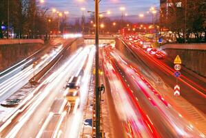 licht strepen en sporen van beweging in de stad foto