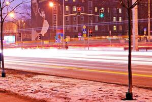 zwervend auto met vervagen licht door stad Bij nacht foto