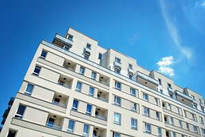 modern en nieuw appartement gebouw. met meerdere verdiepingen, modern, nieuw en elegant leven blok van flats. foto