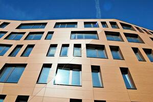 abstract detailopname van de glas bekleed facade van een modern gebouw gedekt in reflecterende bord glas. architectuur abstract achtergrond. glas muur en facade detail. foto