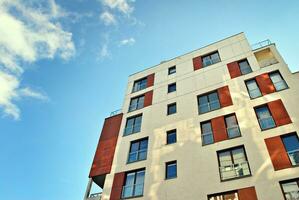 modern en nieuw appartement gebouw. met meerdere verdiepingen, modern, nieuw en elegant leven blok van flats. foto