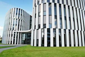 abstract detailopname van de glas bekleed facade van een modern gebouw gedekt in reflecterende bord glas. architectuur abstract achtergrond. glas muur en facade detail. foto