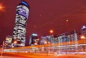 zwervend auto met vervagen licht door stad Bij nacht foto