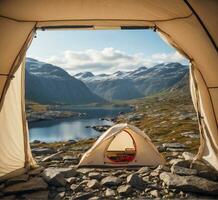 ai gegenereerd toerist tent Aan een berg meer in Noorwegen, Scandinavië. foto