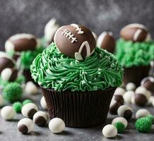 ai gegenereerd cupcakes met groen botercrème glimmertjes en chocola eieren. foto