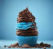 ai gegenereerd chocola koekje met blauw suikerglazuur en chocola chips Aan blauw achtergrond foto