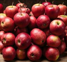 ai gegenereerd hoop van rood appels Aan rustiek houten tafel, detailopname foto