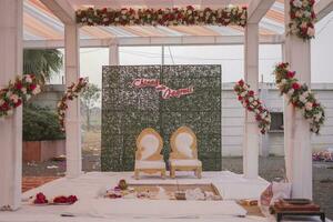 bruiloft stadium decoratie een verbijsterend bruiloft stadium versierd met twee stoelen foto