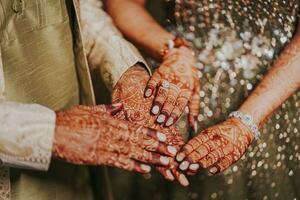 Indisch bruid en bruidegom hand- met henna- tonen hun verloving ring foto