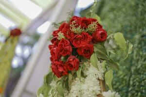 boeket van rood kunstmatig bloem in Indisch bruiloft foto