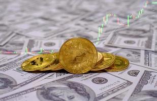 gouden bitcoin-munten cryptocurrency op de groep geld 100 usd-dollars veel