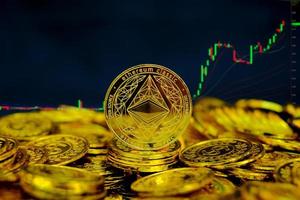 ethereum munt cryptocurrency op stapel gouden munten op de achtergrond van de computerhandelgrafiek foto