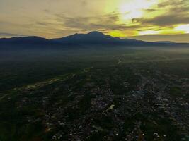 de schoonheid van de ochtend- panorama met zonsopkomst in Indonesië dorp foto