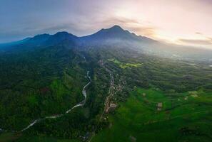 de schoonheid van de ochtend- panorama met zonsopkomst in Indonesië dorp foto