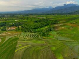 de schoonheid van de ochtend- panorama met zonsopkomst in Indonesië dorp foto