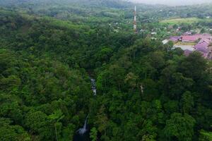 de schoonheid van de ochtend- panorama met zonsopkomst in Indonesië dorp foto