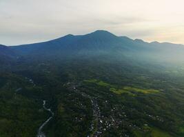 de schoonheid van de ochtend- panorama met zonsopkomst in Indonesië dorp foto