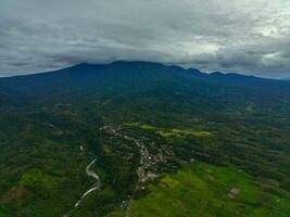 de schoonheid van de ochtend- panorama met zonsopkomst in Indonesië dorp foto