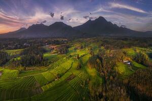 de schoonheid van de ochtend- panorama met zonsopkomst in Indonesië dorp foto