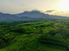 de schoonheid van de ochtend- panorama met zonsopkomst in Indonesië dorp foto