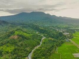 de schoonheid van de ochtend- panorama met zonsopkomst in Indonesië dorp foto