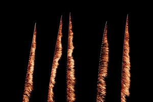 vijf vuurwerk trails verlichten nacht foto