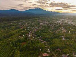 de schoonheid van de ochtend- panorama met zonsopkomst in Indonesië dorp foto