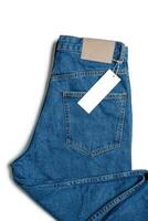 blauw jeans broek en prijs label geïsoleerd Aan wit achtergrond, model, kopiëren ruimte foto