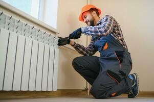 verwarming systeem installatie en onderhoud onderhoud. loodgieter installeren radiator foto