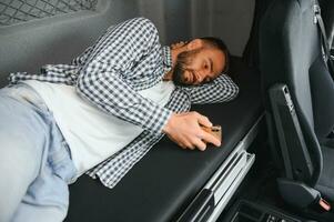 vrachtauto bestuurder genieten van comfortabel cabine bed binnen zijn vrachtauto foto