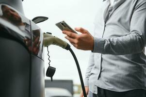 een Mens kosten een elektrisch auto foto