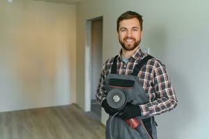 portret van een bouw arbeider of klusjesman in de huis foto