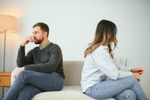 Mens en vrouw gevoel benadrukt en boos Bij elk ander, gefrustreerd paar zittend terug naar rug, familie crisis en relaties problemen foto