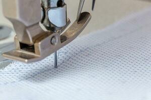 naaien machine naald- met draad en kleding stof foto