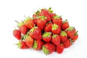 mooi en rijp rood aardbeien Aan een wit achtergrond foto