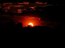 herfst rood zonsondergang met een Purper lucht foto