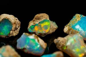 macro mineraal steen bijzonder en mooi opalen Aan een zwart achtergrond foto
