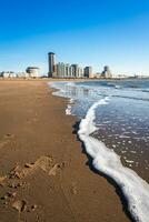 de horizon van vlissingen Zeeland, de nederland. van een zonnig dag Bij de strand. foto