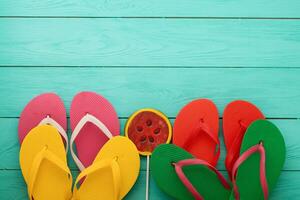 zomer accessoires en kopiëren ruimte Aan blauw houten achtergrond. top visie foto