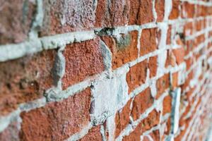 dichtbij omhoog schot van de muur gemaakt van oud bakstenen. structuur foto