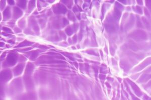Purper water spatten Aan de oppervlakte rimpeling vervagen. onscherp wazig transparant roze gekleurde Doorzichtig kalmte water oppervlakte structuur met plons en bubbel. water golven met schijnend patroon structuur achtergrond. foto