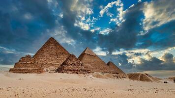 een mooi afbeelding van de piramides in Gizeh, Egypte Bij zonsondergang foto