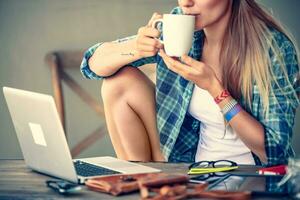 leerling meisje drinken koffie foto