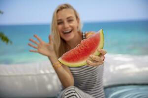 met watermeloen Aan de strand foto