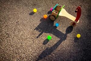 houten kinderachtig fiets Aan speelplaats foto